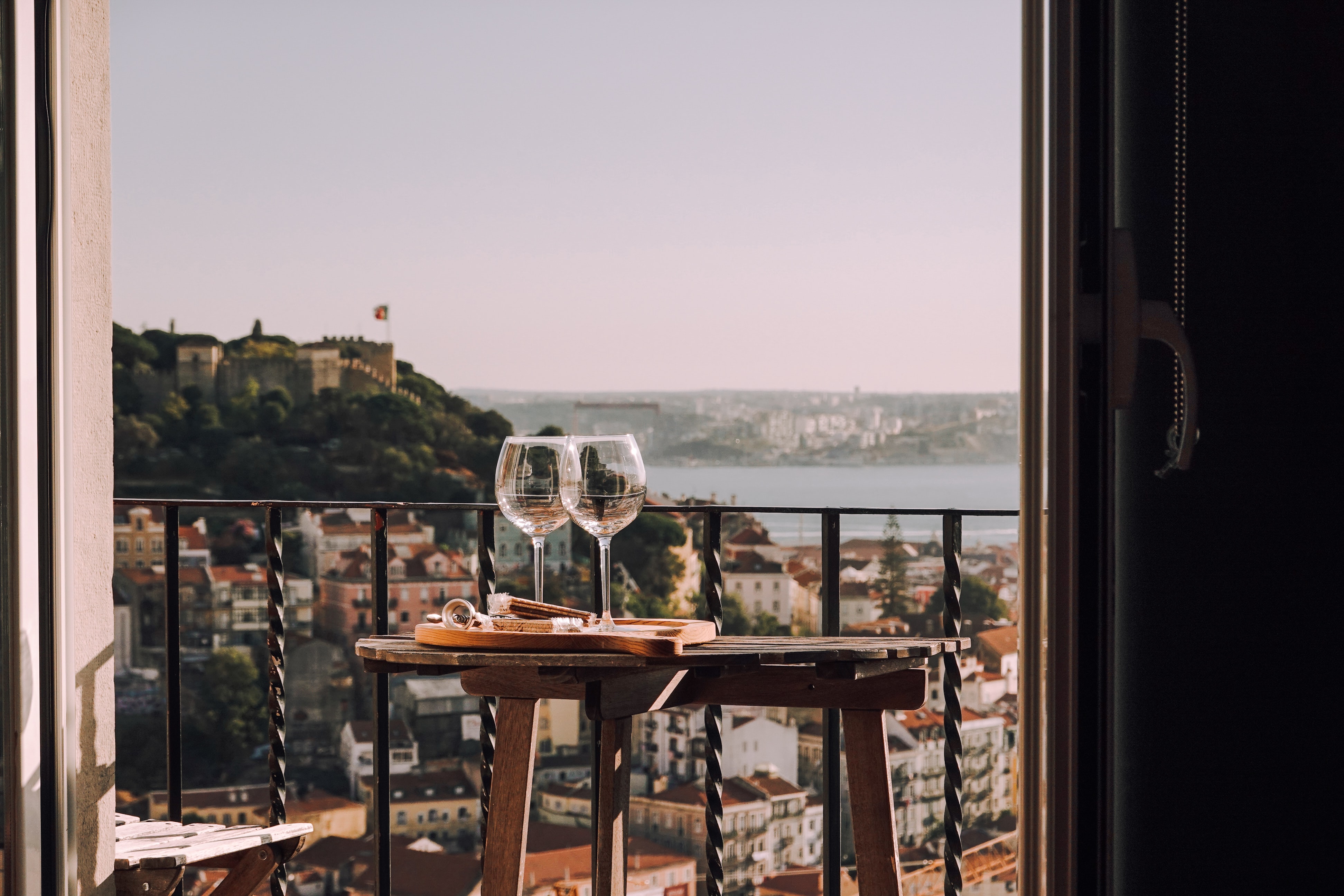 Zee, bergen of het meer? Wat je eindbestemming ook is, hier zijn de wijnen waarvan je in de vakantie kunt genieten Zee, bergen of het meer? Wat je eindbestemming ook is, hier zijn de wijnen waarvan je in de vakantie kunt genieten